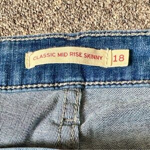 Women’s LEVI Classic Mid Rise Skinny Jeans 18 $25 Just like retail but $50 less!